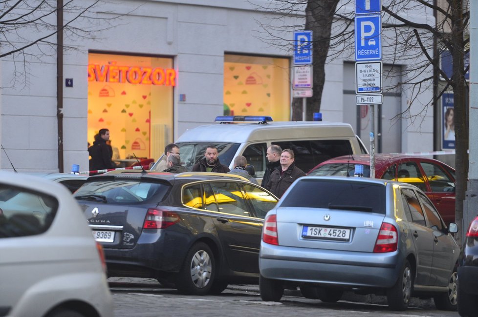 Neznámý muž vyloupil banku na rohu ulic Dejvická a V. P. Čkalova.