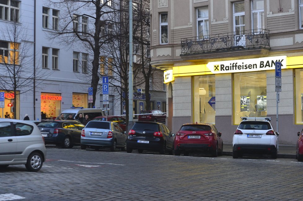 Neznámý muž vyloupil banku na rohu ulic Dejvická a V. P. Čkalova.