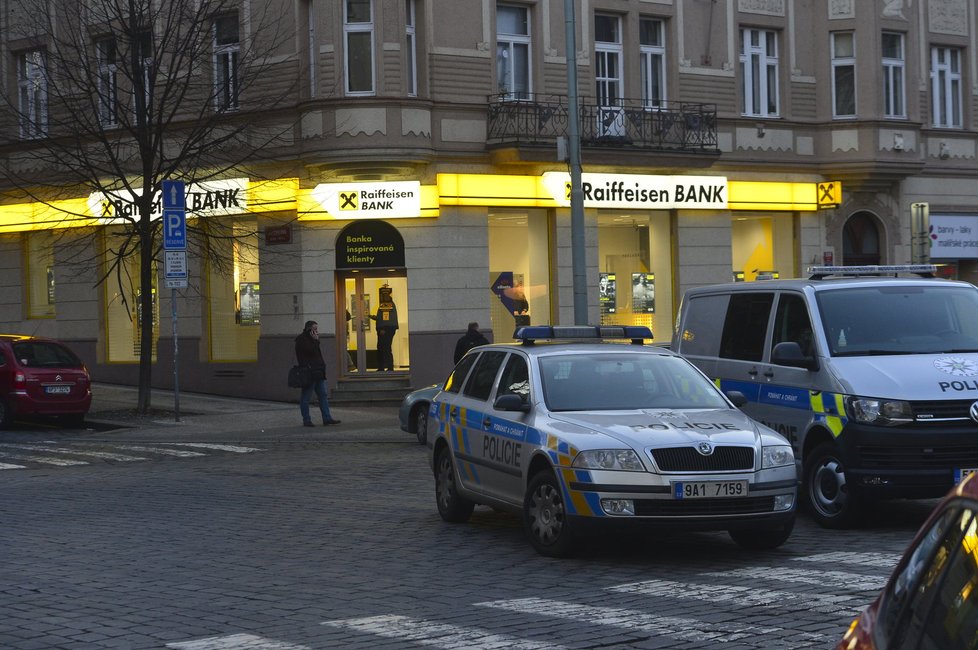 Neznámý muž vyloupil banku na rohu ulic Dejvická a V. P. Čkalova.