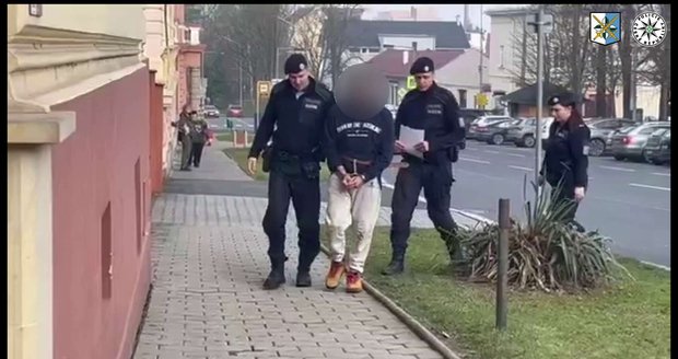Novojičínští policisté lupiče (33) chytili chvilku po přepadení baru.