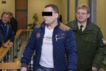 Jeden z obžalovaných Josef M. přichází k soudu ve Weidenu, který se 1. prosince zabýval případem trojice Čechů. Jsou obžalovaní za násilné loupežné přepadení a těžké ublížení na zdraví, kterých se v bavorském městě dopustili loni v září.