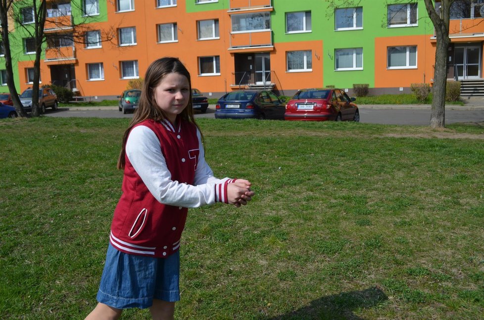 Dominika ukazuje, jak se její mladší sestra Adélka přetahovala o její mobil s mladým grázlem, Lukášem Karchňákem. Ten je v pátrání policie.