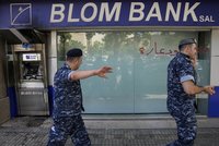 Hluboká krize v Libanonu: Lidé přepadávají banky, aby získali své úspory. Muž vytáhl i pušku