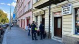 Přepadení zlatnictví v Praze: Lupič s nožem chtěl po prodavačce peníze, odnesl si několik tisíc a utekl