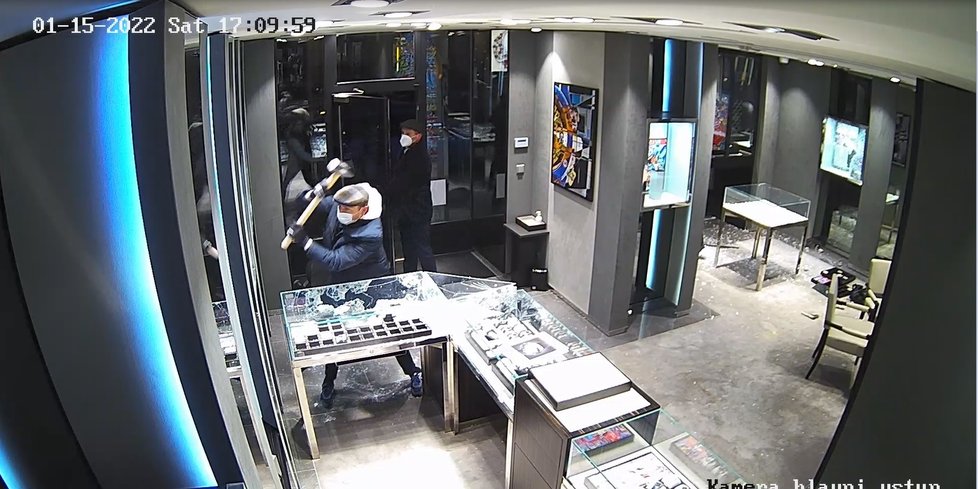 Záznam z bezpečnostní kamery, která zachytila přepadení obchodu s luxusními hodinkami v centru Prahy. Pachatelé si odnesli zboží za nejméně několik milionů korun. (15. ledna 2022)
