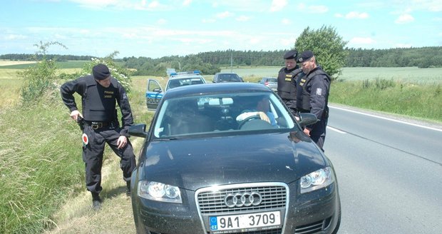 Ozbrojení lupiči ve čtvrtek dopoledne vyloupili zlatnictví v Karlových Varech