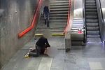 Dva muži napadli ve stanici metra Palmovka muže. Způsobili mu zranění, pro které musel být hospitalizován. (22. srpna 2021)