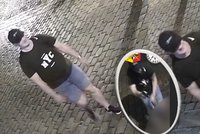VIDEO: »Týpek« v centru Prahy vytáhl na kolemjdoucí pistoli. „Stála“ mu za to kabelka a pozornost policie