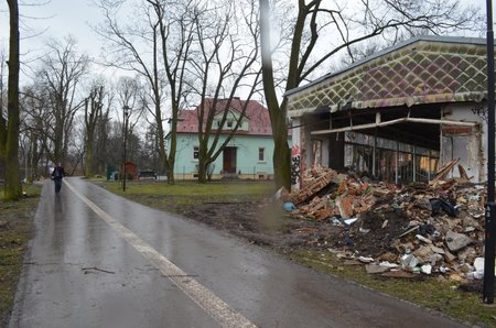 V těchto místech v olomouckých bezručových sadech byla dívka podle svého tvrzení přepadena. Ukázalo se však, že si přepadení vymyslela a nůž si vrazila do břicha sama.