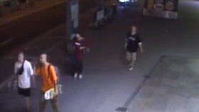 Několik mužů napadlo na Florenci skateboardem kolemjdoucího a ukradli mu notebook.