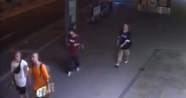 Několik mužů napadlo na Florenci skateboardem kolemjdoucího a ukradli mu notebook.