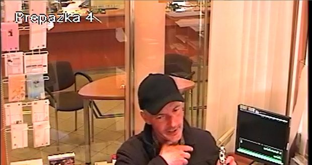 Policie stále pátrá po muži, který je podezřelý z ozbrojené loupeže na poště v Komárově v Brně.