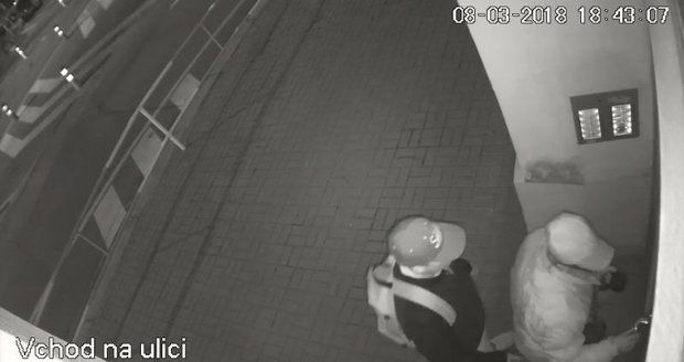 Policie pátrá po pachateli: Mladík přepadl v Praze 4 seniora a sebral mu peněženku