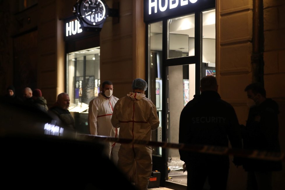 Tři maskovaní muži přepadli prodejnu luxusních hodinek v centru Prahy. Odnesli si odsud zboží za několik milionů korun. (15. ledna 2022)
