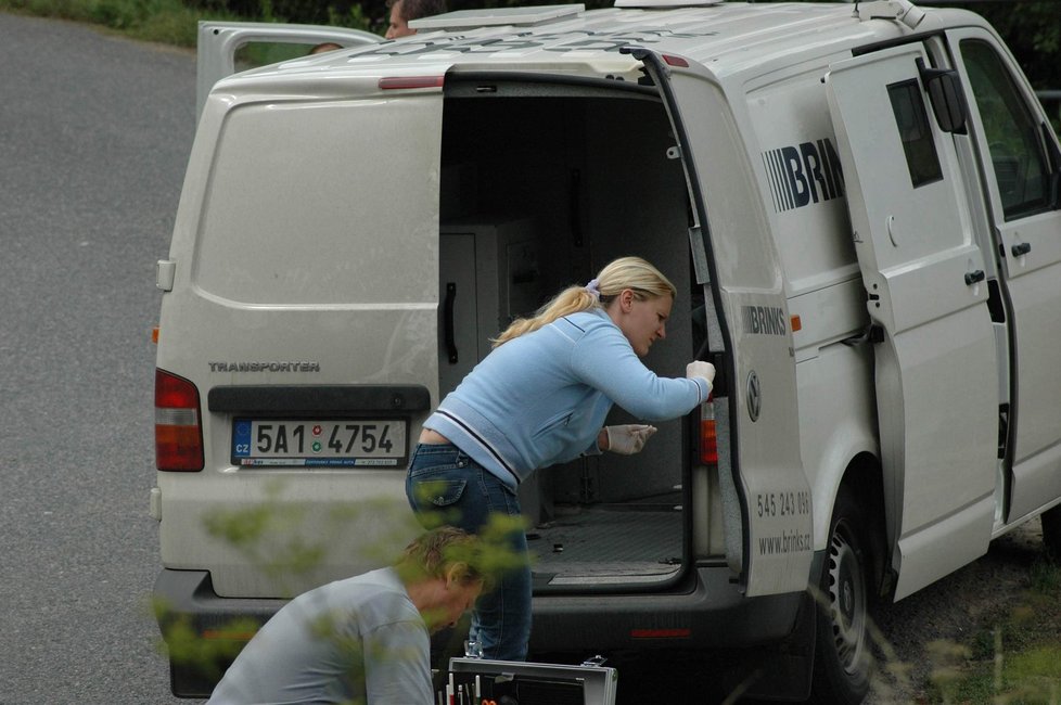 2006 – Policisté ohledávají přepadenou dodávku.