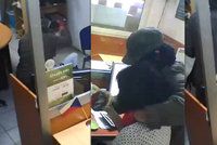 Zloděj přepadl směnárnu v Sapě: Ženu za přepážkou nejdřív zbil, pak ji utěšoval