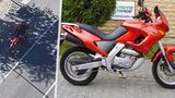 Dva motorkáři se zbraní v ruce přepadli sázkovou kancelář v Turnově: Policie hledá svědky