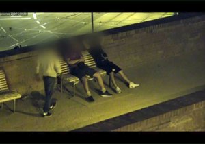 Noční posezení na hradbách v centru Brna. Muž (27) sedící na lavičce uprostřed má společnost. Ta ho záhy okrade a zbije.