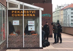 Do pekařství ve Vršovické ulici vtrhl neznámý muž a napadl ženu nožem.