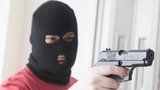 Lupič s pistolí sebral cizinci v Dolních Chabrech 2,5 milionu! Po pachateli pátrají policisté