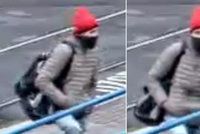 Policie hledá muže v červené čepici: Možná ví o přepadení seniora! Pachatel ho praštil latí