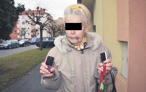 Pomoc si Marie dokázala zavolat mobilem, naštěstí měla dva. Bílý ji lupič vyrval a zahodil.