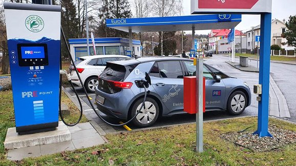 Letos by v Praze mělo přibýt deset ultrarychlých nabíječek pro elektromobily