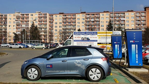 Dobíjení elektromobilů zdražilo od začátku roku až o 80 %, náklady někdy překonávají benzin