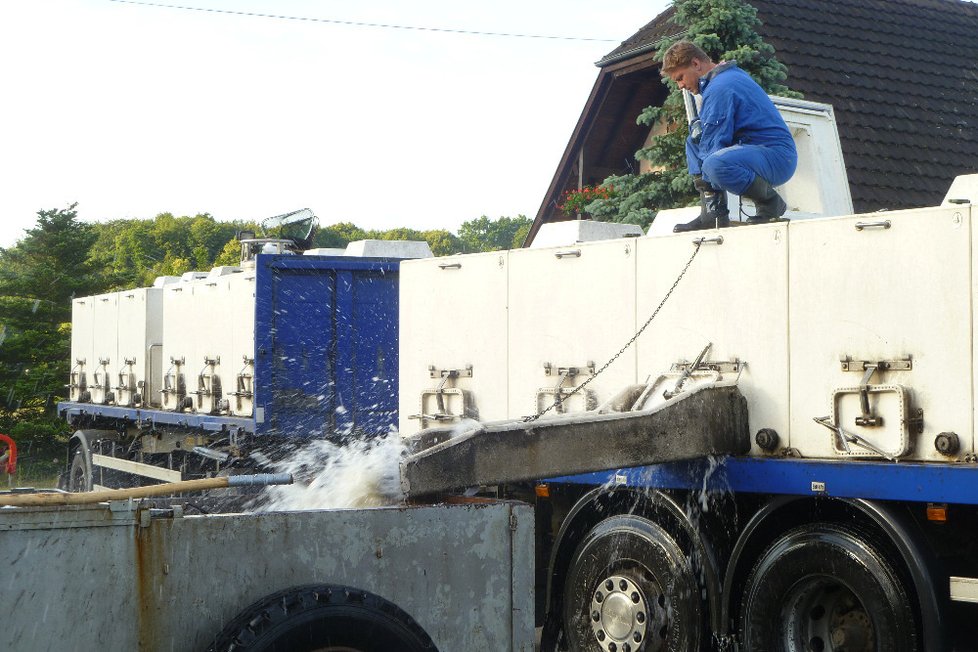 Z nádrží sviští kapříci do kádí, sádek či rybníků po skluzavkách. V zimě jsou přepravní bedny kompletně pokryté krustou zmrzlé šplouchající vody a otvor za šoupacími dvířky si řidič musí v ledu vysekat. Samotný náklad ale díky probublávání kyslíkem nezamrzne.