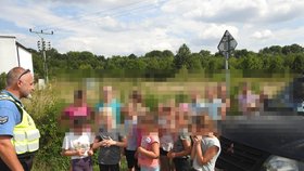 Policie byla zděšena, kolik dětí v přepravníku našla