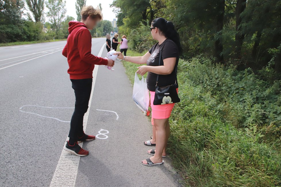 Kamarád obou dívek Samuel (14) přinesl společně se svou mámou na místo nehody plyšovou hračku a svíčku.