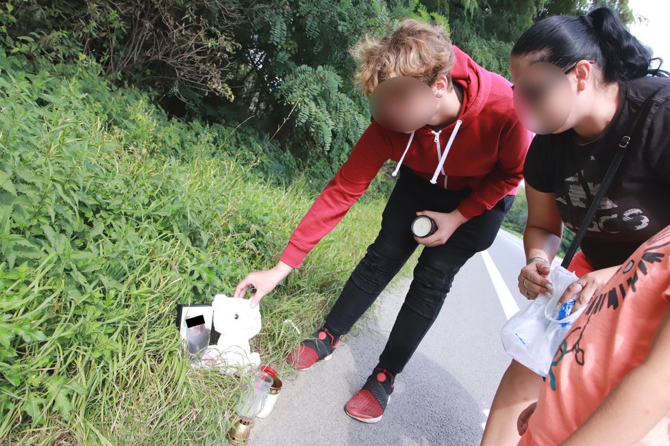 Kamarád obou dívek Samuel (14) přinesl společně se svou mámou na místo nehody plyšovou hračku a svíčku.