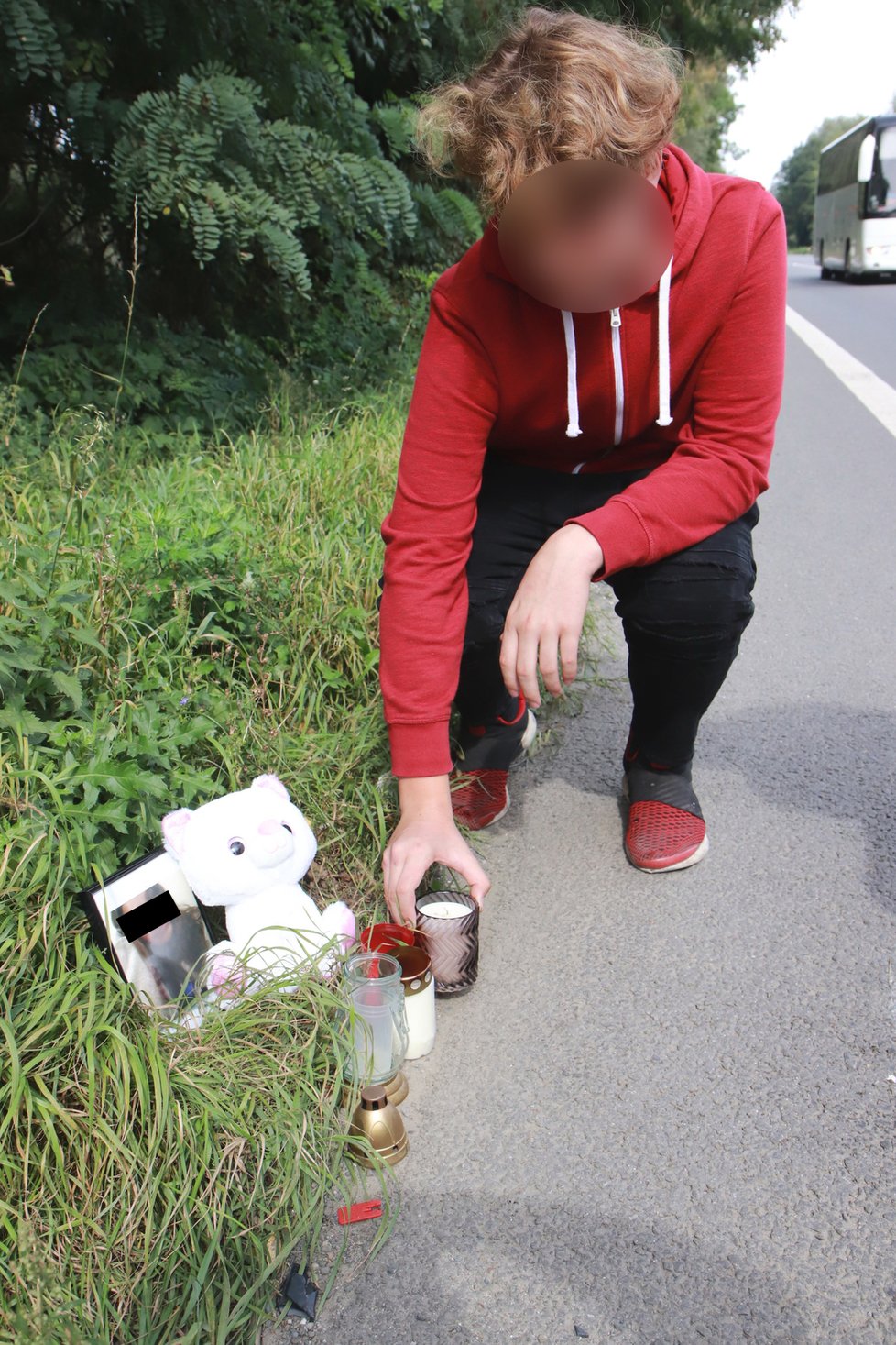 Kamarád obou dívek Samuel (14) přinesl společně se svou mámou na místo nehody plyšovou hračku a svíčku.