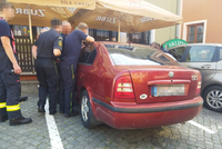 Drama v centru Přerova: Mladé mamince se zabouchlo auto, uvnitř zůstal dvouletý chlapec