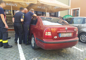 Drama v centru Přerova: Mladé mamince se zabouchlo auto, uvnitř zůstal dvouletý chlapec.