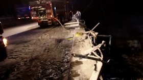 Na D1 na Přerovsku kamion prorazil svodidla a zřítil se z mostu, řidič zemřel.