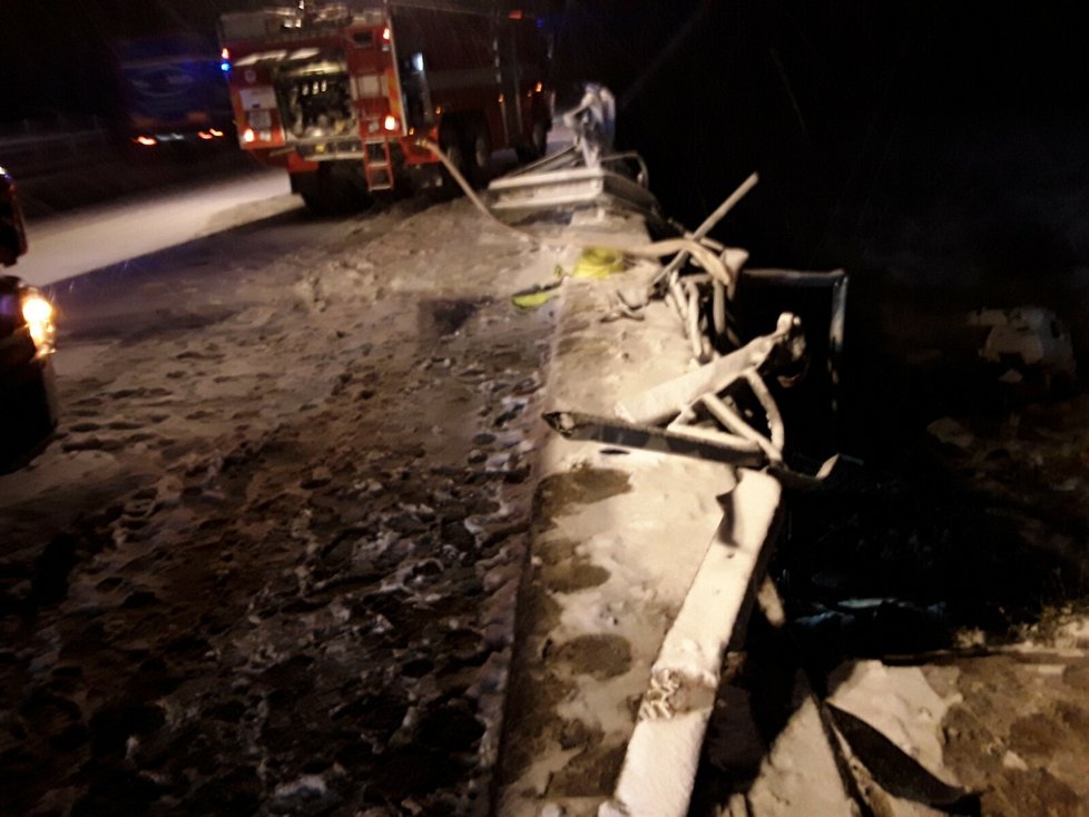 Na D1 na Přerovsku kamion prorazil svodidla a zřítil se z mostu, řidič zemřel.
