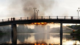 V Přerově hořela 4. května vpodvečer lávka přes řeku Bečvu. Stovky rodin zůstaly bez elektřiny.