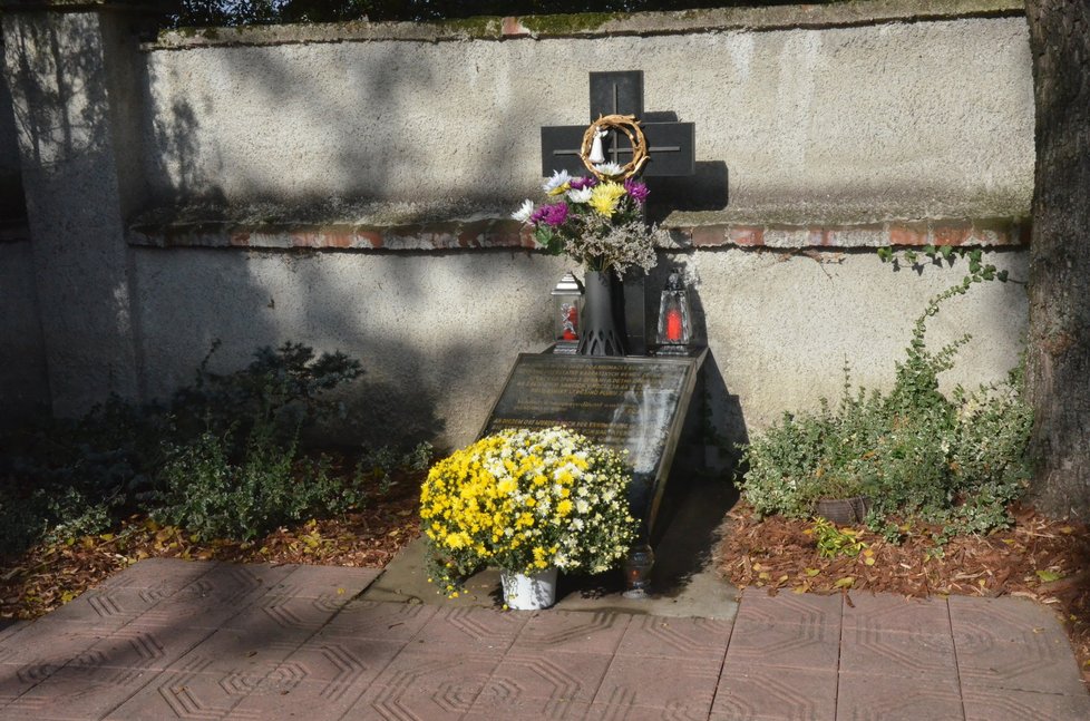 Hrob zavražděných mužů na přerovském hřbitově, kde bude uložen i popel žen a dětí.