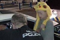 Opilá dívka s pokémonem na hlavě spala na lavičce v Přerově: Vyzvednout ji přijel opilý otec