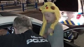 Policisté v Přerově našli na lavičce ležet opilou nezletilou dívku s plyšovým pokémonem na hlavě. Na stanici si pro ni přijel stejně opilý otec.