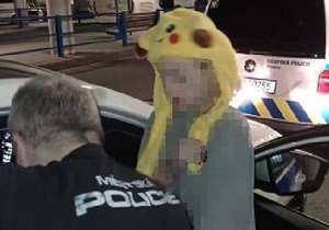 Policisté v Přerově našli na lavičce ležet opilou nezletilou dívku s plyšovým pokémonem na hlavě. Na stanici si pro ni přijel stejně opilý otec.