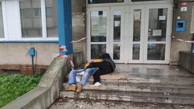 Opilci v Přerově porušili zákaz vycházení: Policie je našla v objetí na schodech.
