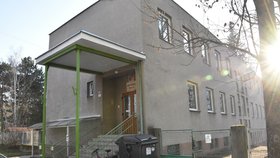 Mateřská školka v Dvořákově ulici v Přerově se ve čtvrtek proslavila nechtěnou policejní střelbou.