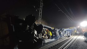 Na Přerovsku se srazily dva vlaky: Tři vagony vykolejily, provoz se obnoví až odpoledne.