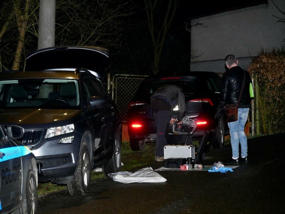 Tragédie na Přerovsku, cizinec samopalem v rodinném domě zastřelil tři lidi a pokusil se zabít i přeživší.