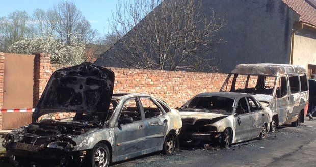 Na Přerovsku shořela čtyři auta: Zapálil je někdo úmyslně?