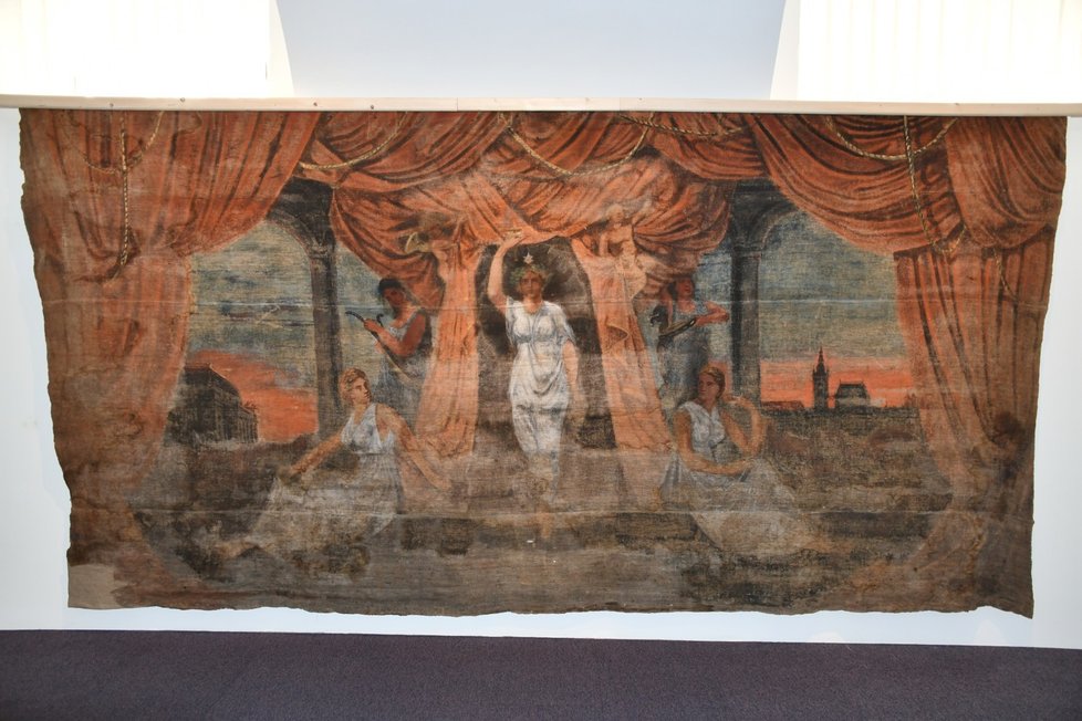 Opona pro doubravické ochotníky, kterou Alfons Mucha namaloval coby jedenadvacetiletý v roce 1881.