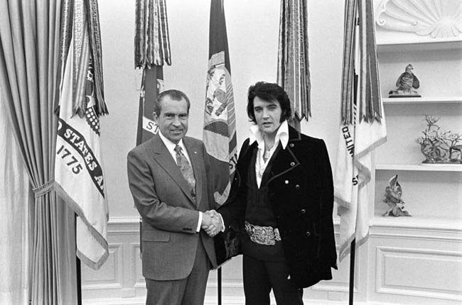 Prezident a král: Richard Nixon s Elvisem Presleym.