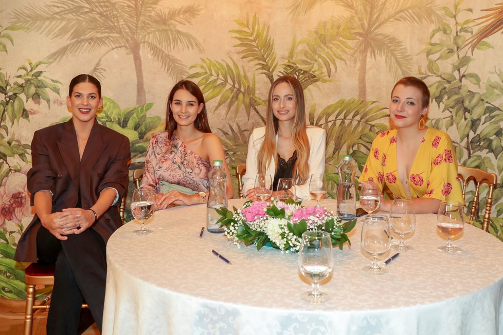 Aneta Vignerová, Kristýna Schicková, Alena Prešnajderová a Anička Slováčková společně u stolu